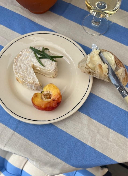 obrus-franka-midnatt-niebieskie-pasy-lifestyle.jpg