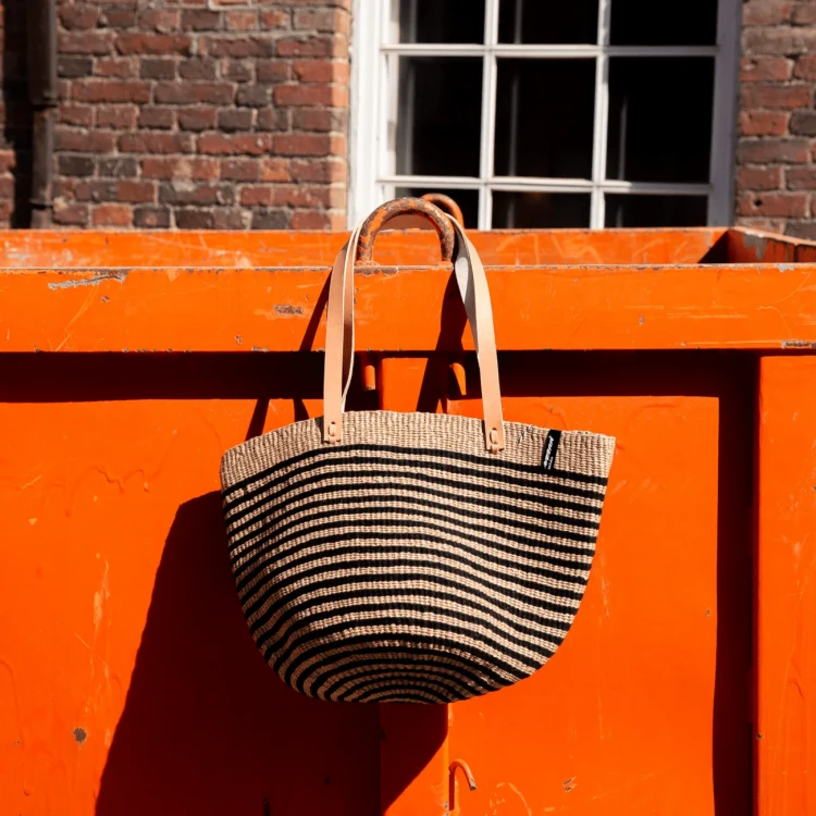 mifuko-wool-and-paper-shopper-basket-Pamba shopper basekt M model in studio.webp