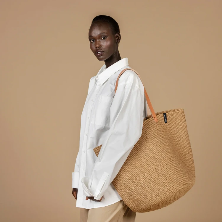 mifuko kiondo shopper basket brown L model in studio.webp