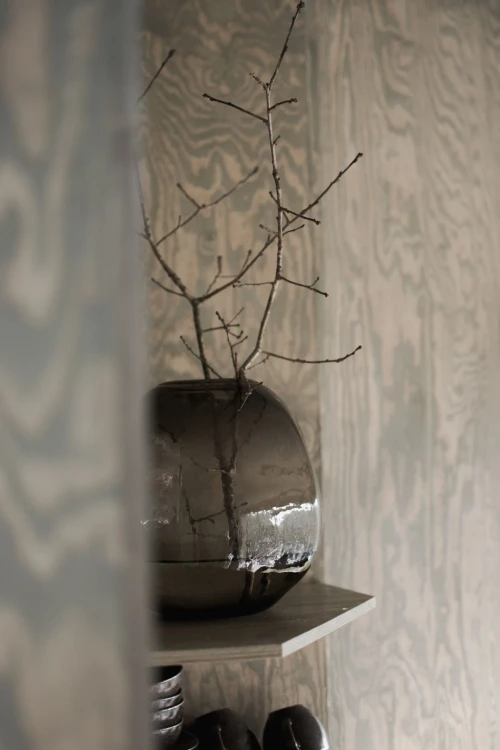 wazon-szklany-pebble-dbkd-brazowy-lifestyle.webp