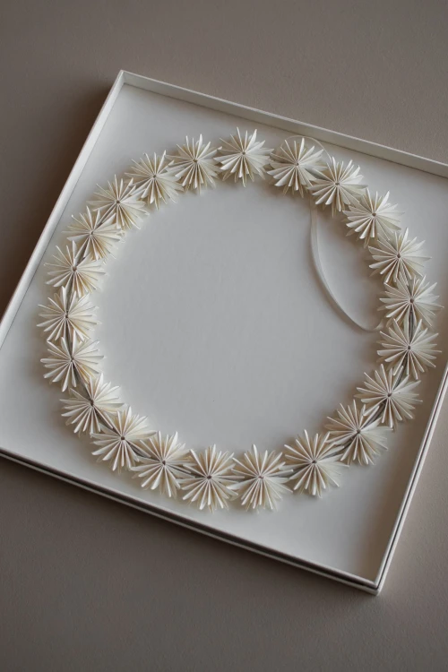 papierowy-wianek-paper-flake-dbkd-bialy-pudelko.webp