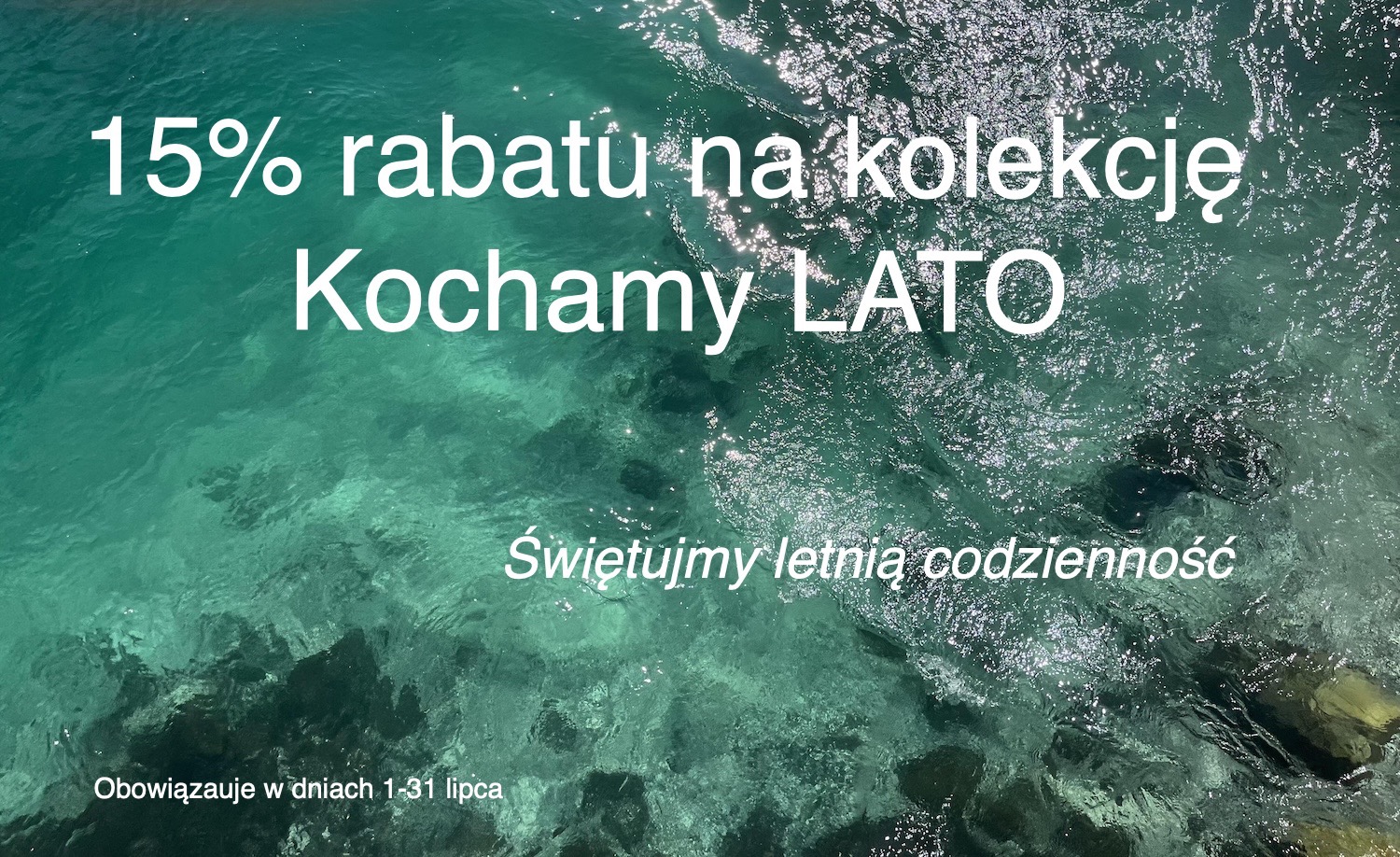 Przejrzysta woda w kolorze turkusowym